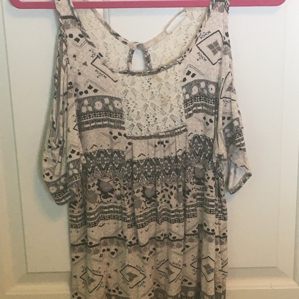 TILLYS-Cold shoulder peasant top M